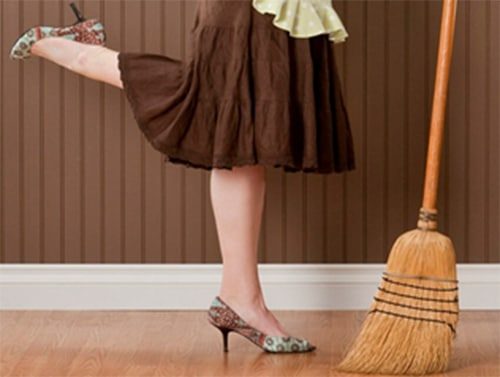 Femme en talons avec un balai