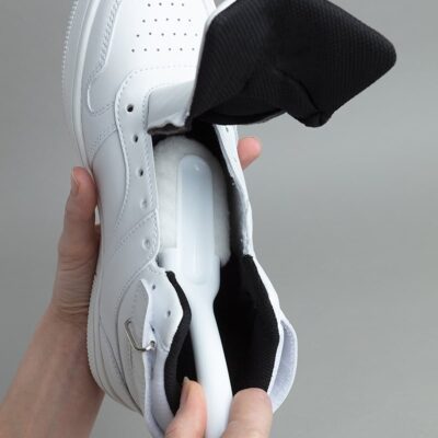 Semelle intérieure de basket blanche nettoyée par la Brosse sneakers Eléphant Maison