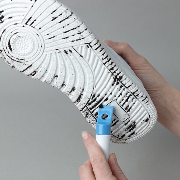 Semelle extérieure de basket blanche nettoyée par le manche de la Brosse sneakers Eléphant Maison