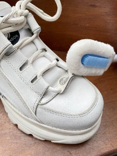 Basket blanche nettoyée par la Brosse sneakers Eléphant Maison