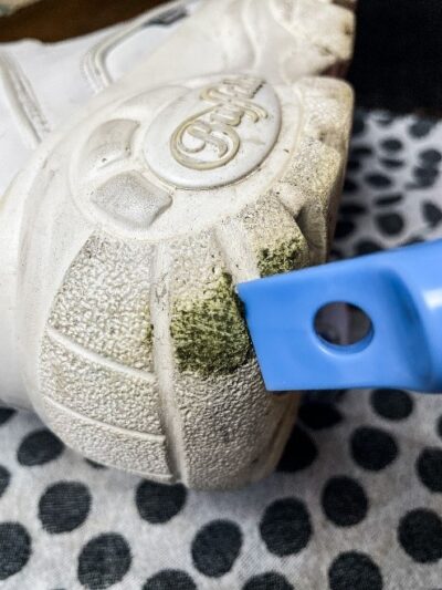 Semelle extérieure de basket blanche nettoyée par le manche de la Brosse sneakers Eléphant Maison