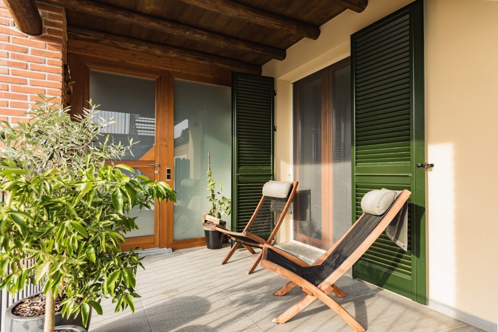 Nettoyer une terrasse en bois : 8 astuces de grand-mère