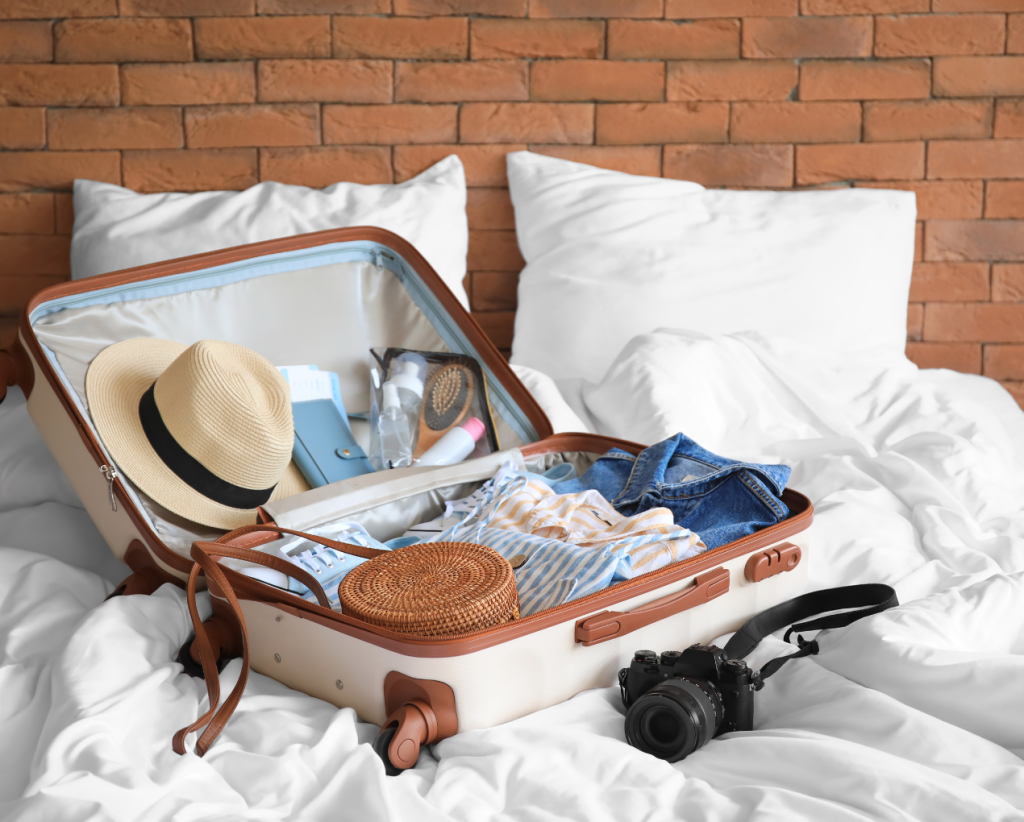 Valise en cours de rangement sur un lit