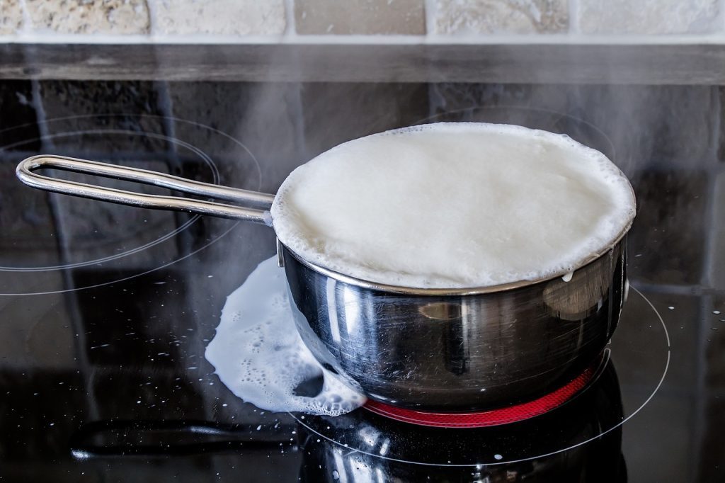 Une casserole qui a débordé de son eau de cuisson