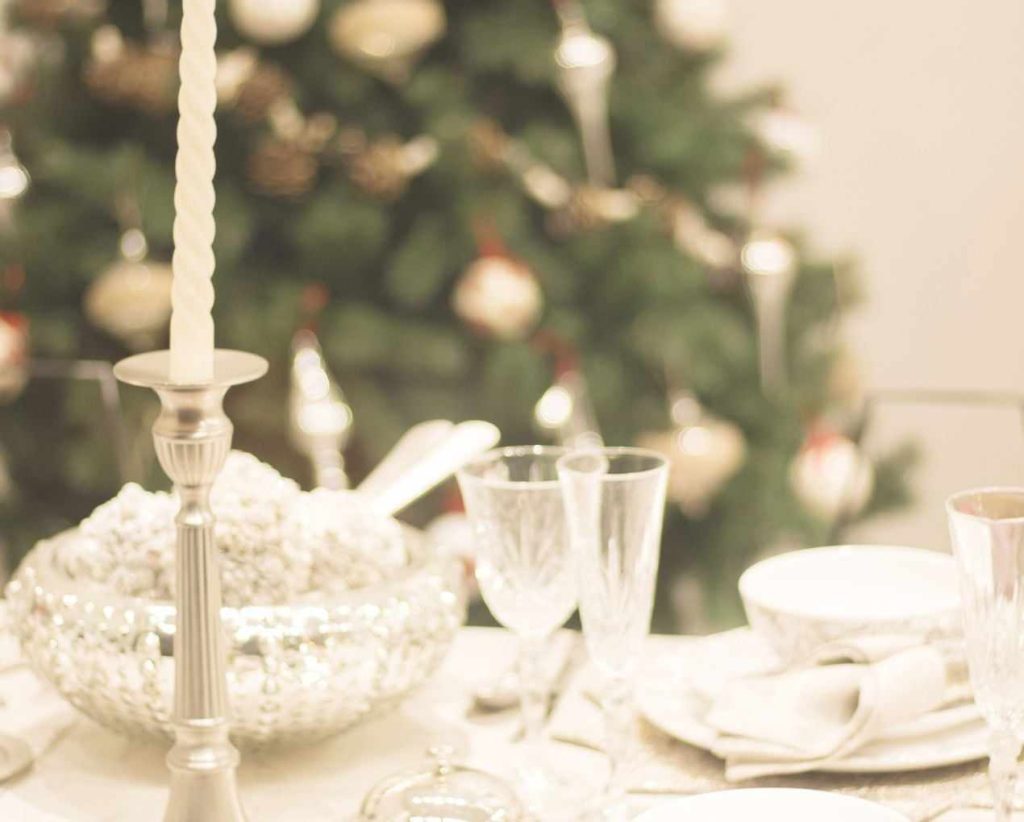 Photo en gros plan d'une table de fêtes