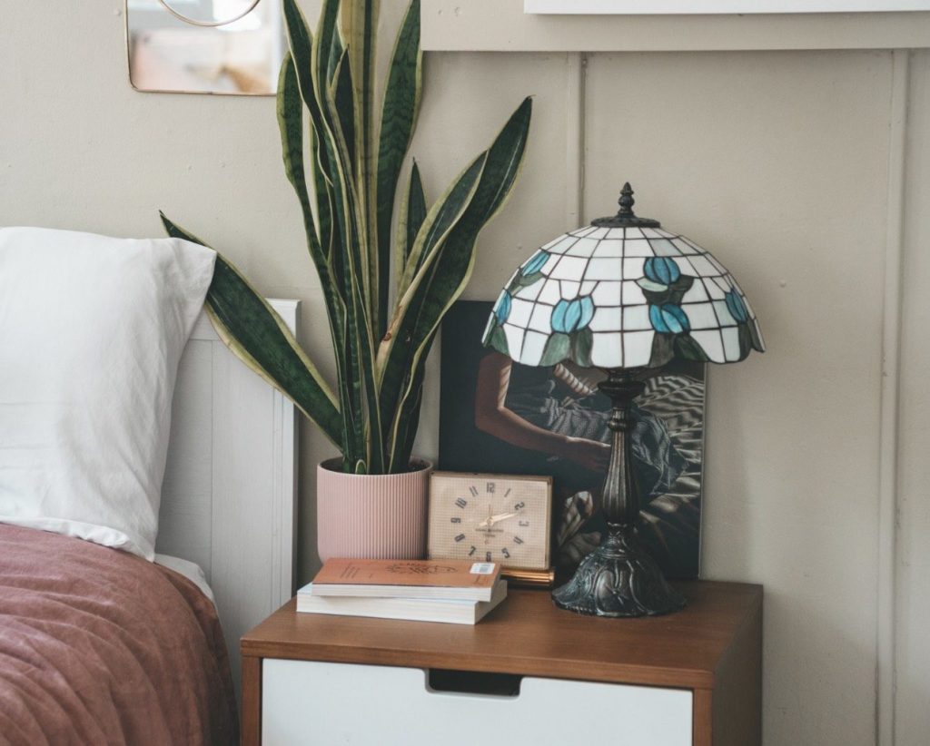 Photo d'une lampe sur une table de nuit