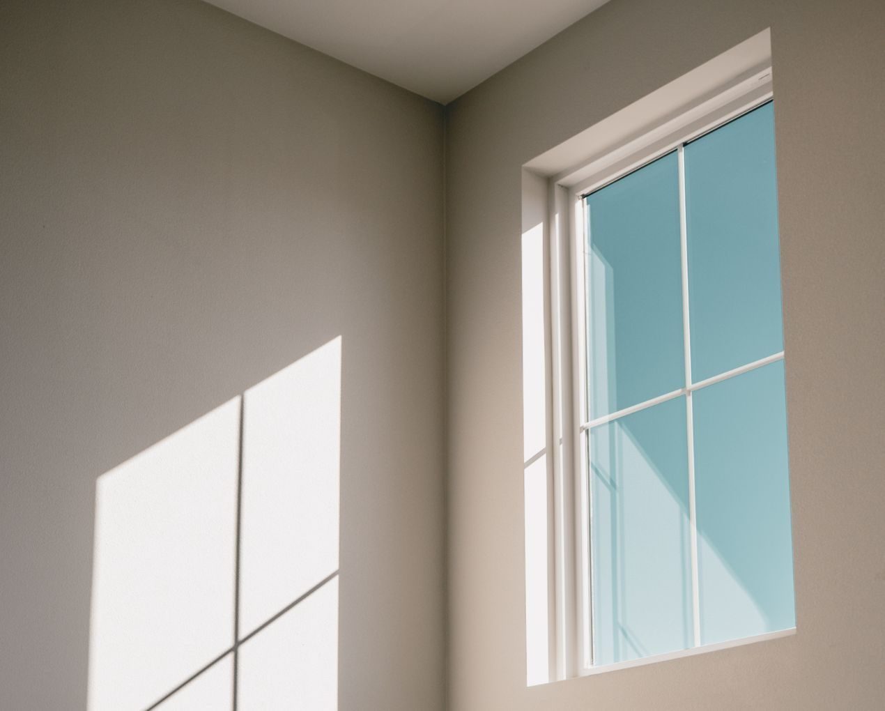 Fenêtre propre avec reflet des rayons du soleil