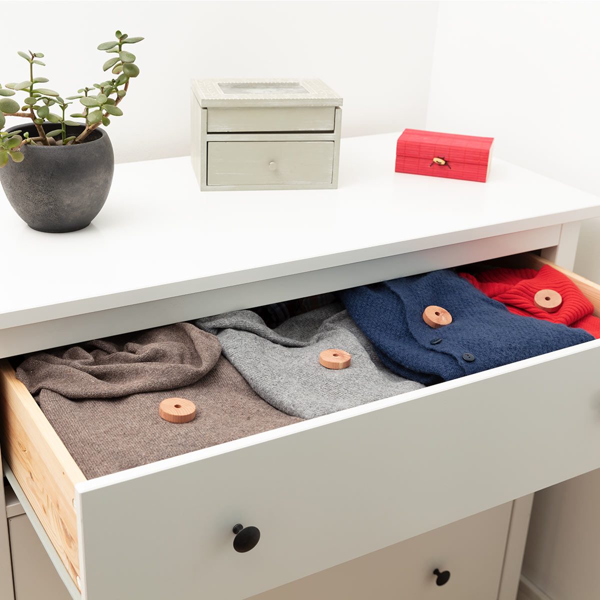 Utiliser des sachets de lavande ou des anneaux de cèdre à l'intérieur d'une armoire