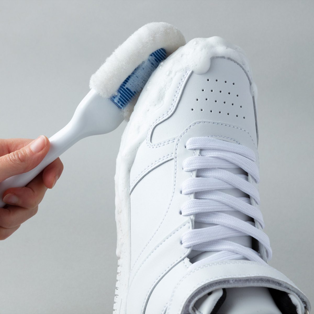 Nettoyer ses baskets blanches : utiliser la brosse sneakers Eléphant 

