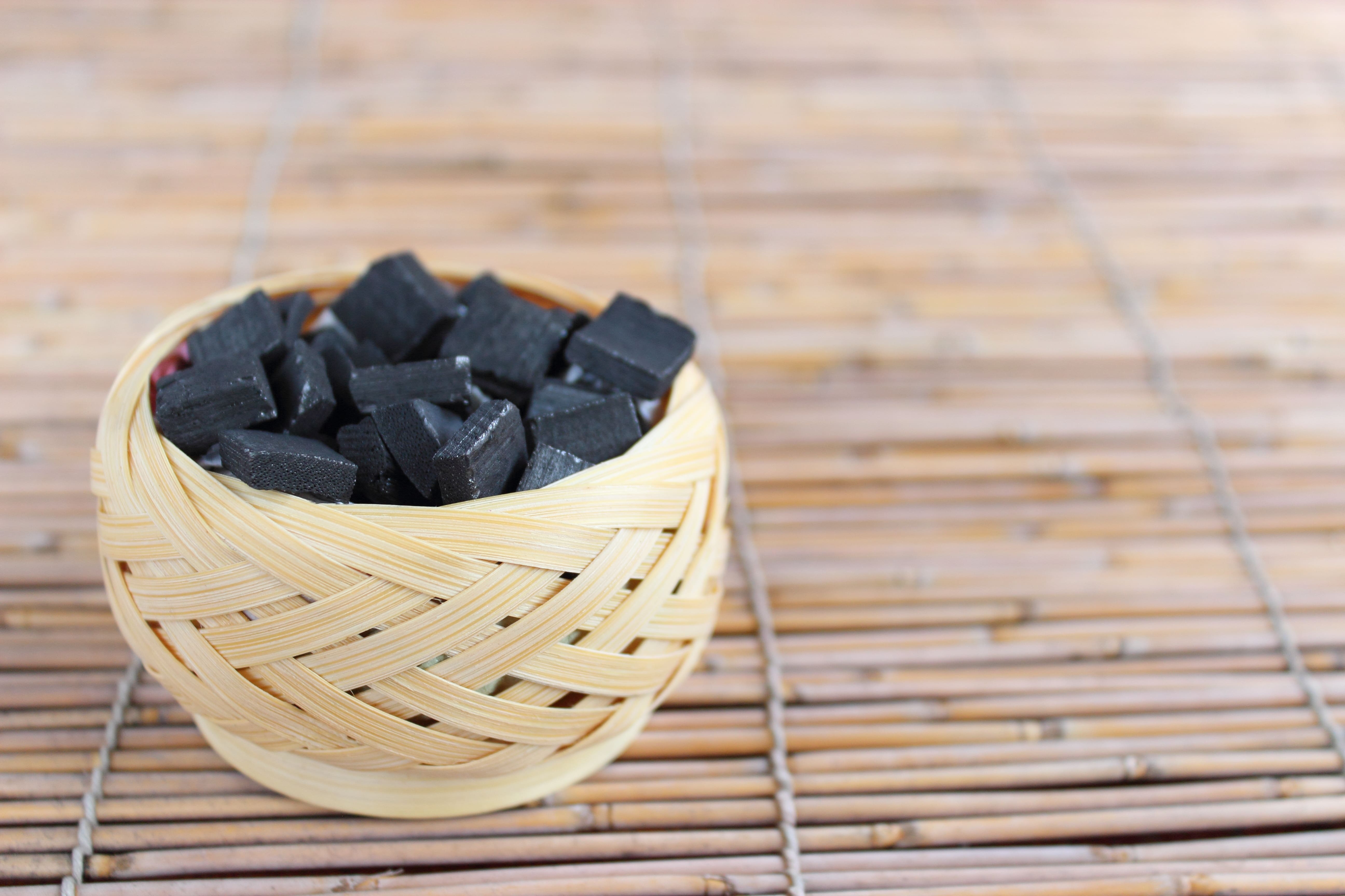 Utiliser le charbon de bois pour éliminer les odeurs d'humidité