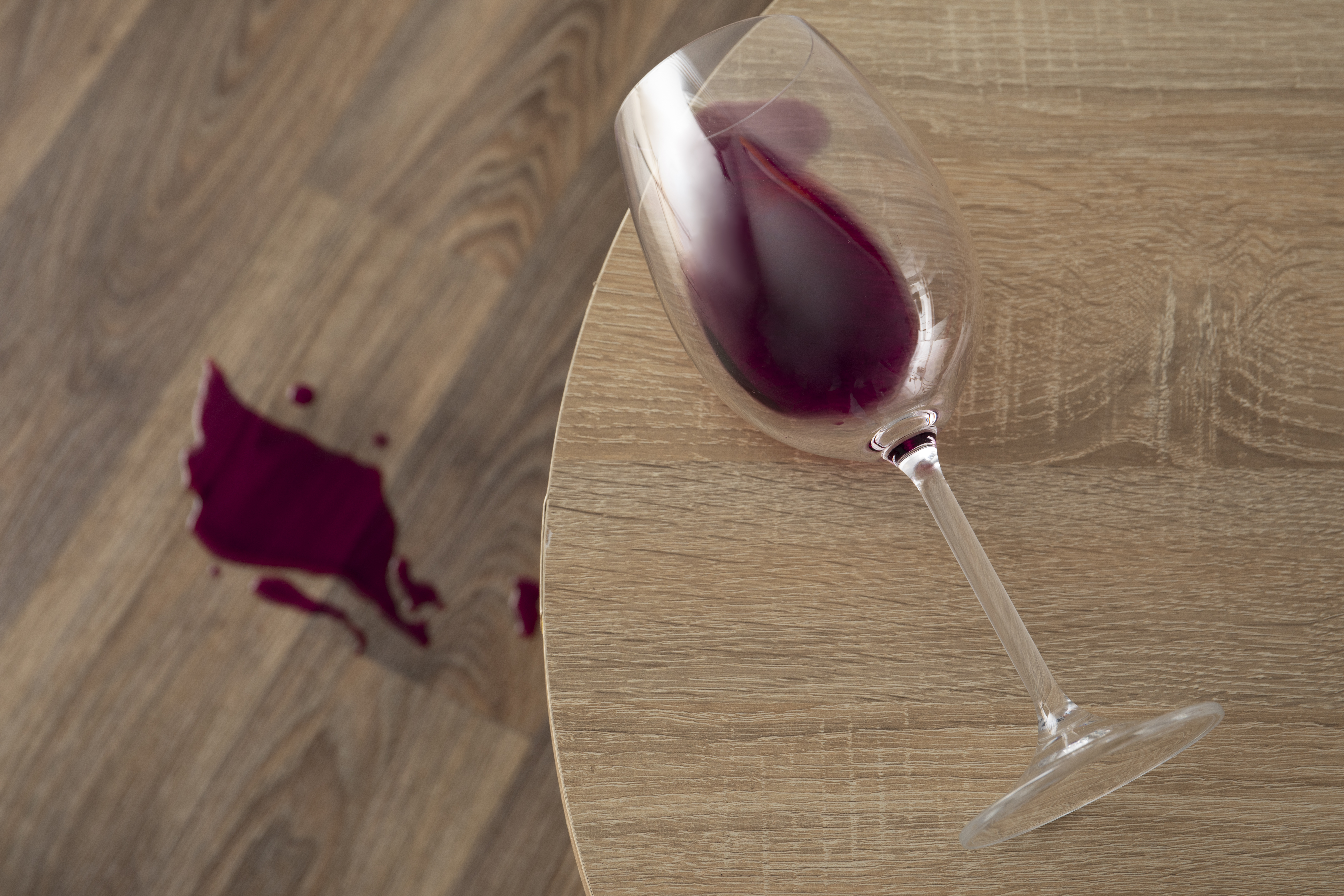 Tache de vin sur son parquet, comment nettoyer cette tache ?