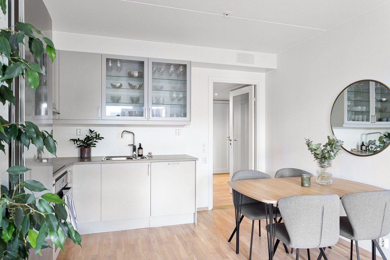 Cuisine moderne propre et lumineuse avec évier, plan de travail et espace repas bien entretenus