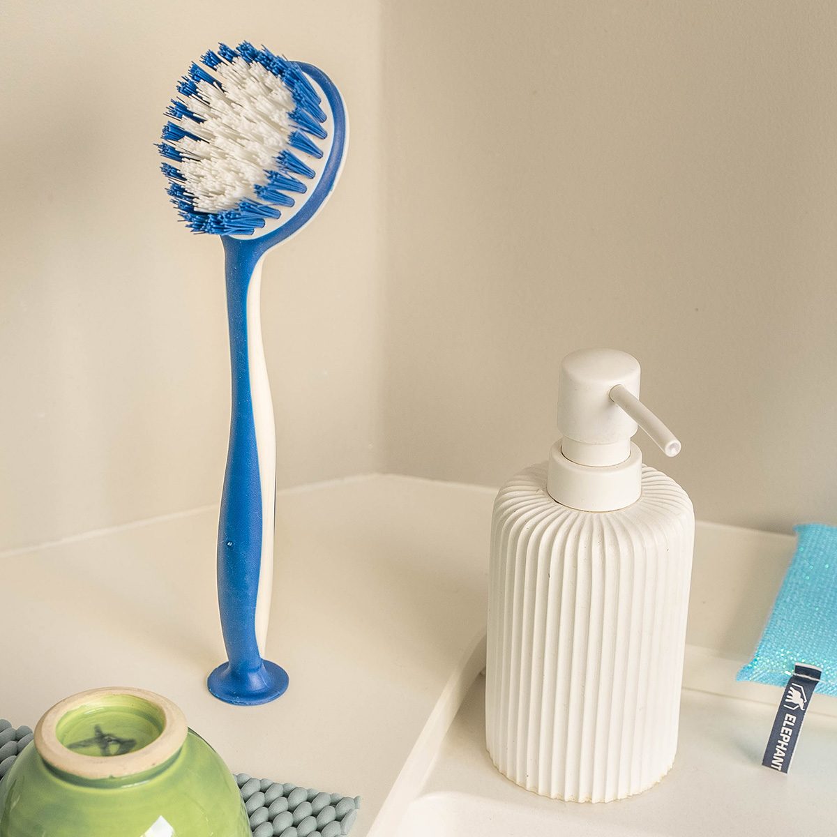 Brosse vaisselle ventouse