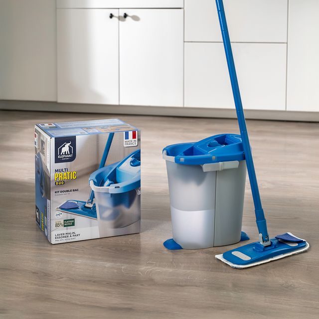 Kit Multipratic Duo Éléphant avec balai plat microfibre et seau double compartiment présenté avec son packaging